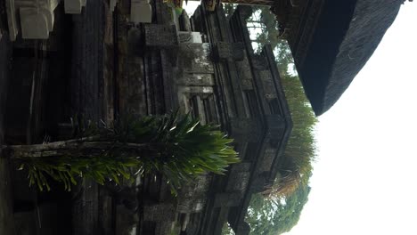 disparo vertical en cámara lenta del edificio del templo en pura tirta empul templo del agua en bali indonesia en ubud durante un viaje aventurero