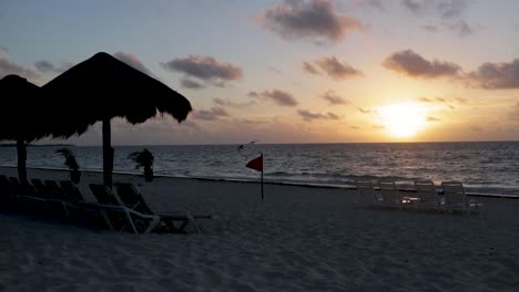playa tropical al amanecer