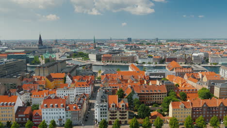 Die-Stadt-Kopenhagen-Eine-Alte-Stadt-Oft-Mit-Alten-Ziegeldächern-Und-Spitzen-4k-Video