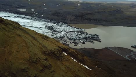 vista aérea del paisaje del glaciar sólheimajökull, islandia, derritiéndose en el agua, durante el verano