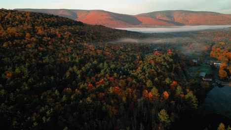 Vista-Aérea-De-La-Inversión-De-Temperatura-Sobre-Catskills---Copas-De-Los-árboles-Con-Bonitas-Hojas-De-Follaje-De-Otoño-Y-Montañas-Brillantes