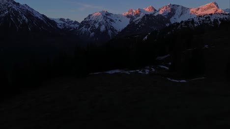 Vista-Aérea-Oscura-Y-Cambiante-Del-Paisaje-Montañoso-Invernal