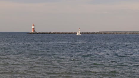 impresiones de la playa en warnemünde warnemuende cerca de rostock en una hermosa tarde de verano en alemania, europa