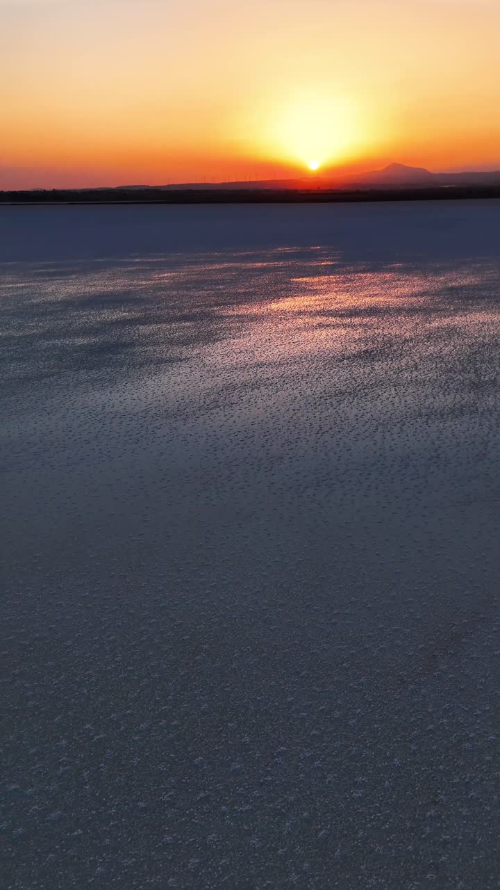 puesta de sol sobre un lago salado