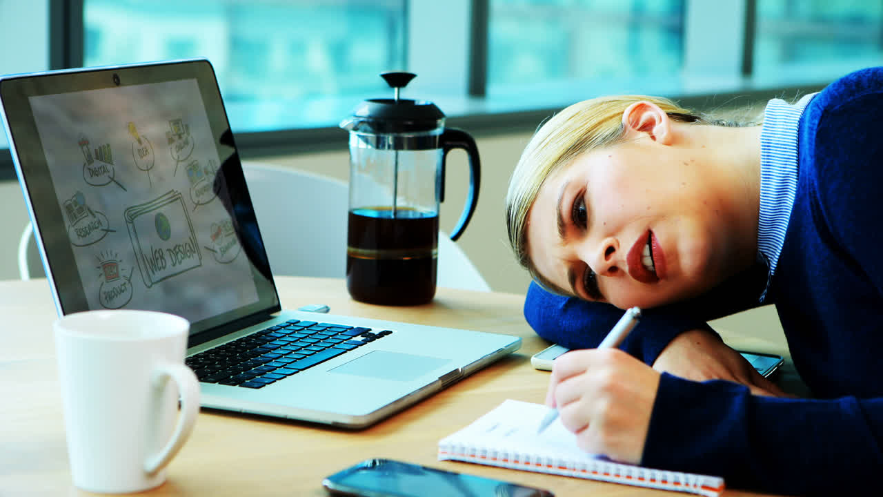 노트북에서 일하는 여성 임원