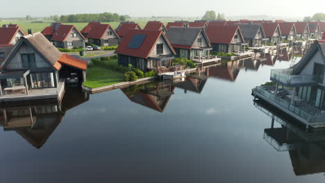 Waterstaete-Ossenzijl-Luxus-Ferienresort-Im-Nationalpark-Weerribben-Wierden-In-Den-Niederlanden