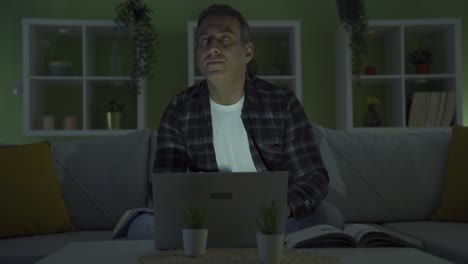 un hombre que trabaja desde casa está teniendo un apagón.