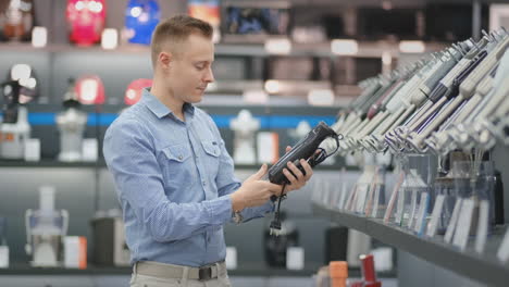 Moderner-Elektronikladen,-Ein-Gutaussehender-Mann-Wählt-Einen-Mixer-Zum-Kochen-Gesunder-Lebensmittel-In-Der-Küche