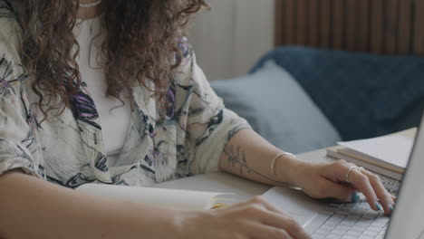 mujer trabajando en la computadora portátil en casa