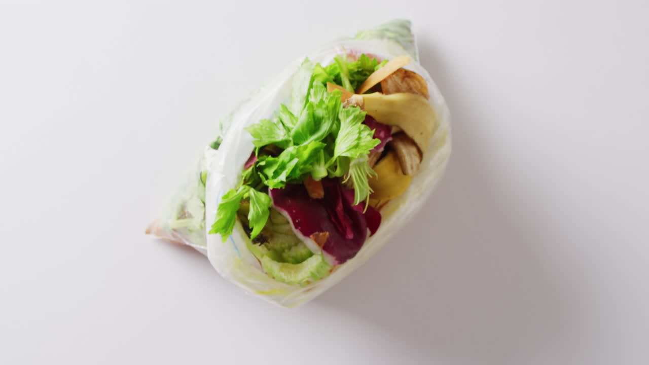 vídeo aéreo de residuos de frutas y hortalizas orgánicas en bolsas para compostaje, con espacio para copiar