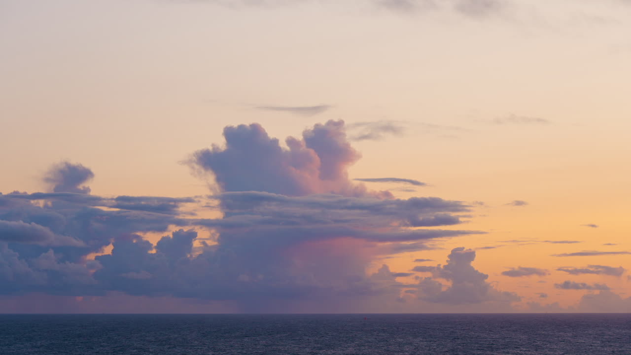 puesta de sol sobre el océano con nubes dramáticas
