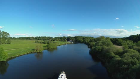 Drohnenaufnahmen-Aus-Der-Luft-Eines-Bootes,-Das-Entlang-Des-Flusses-Yare-In-Norfolk-Segelt