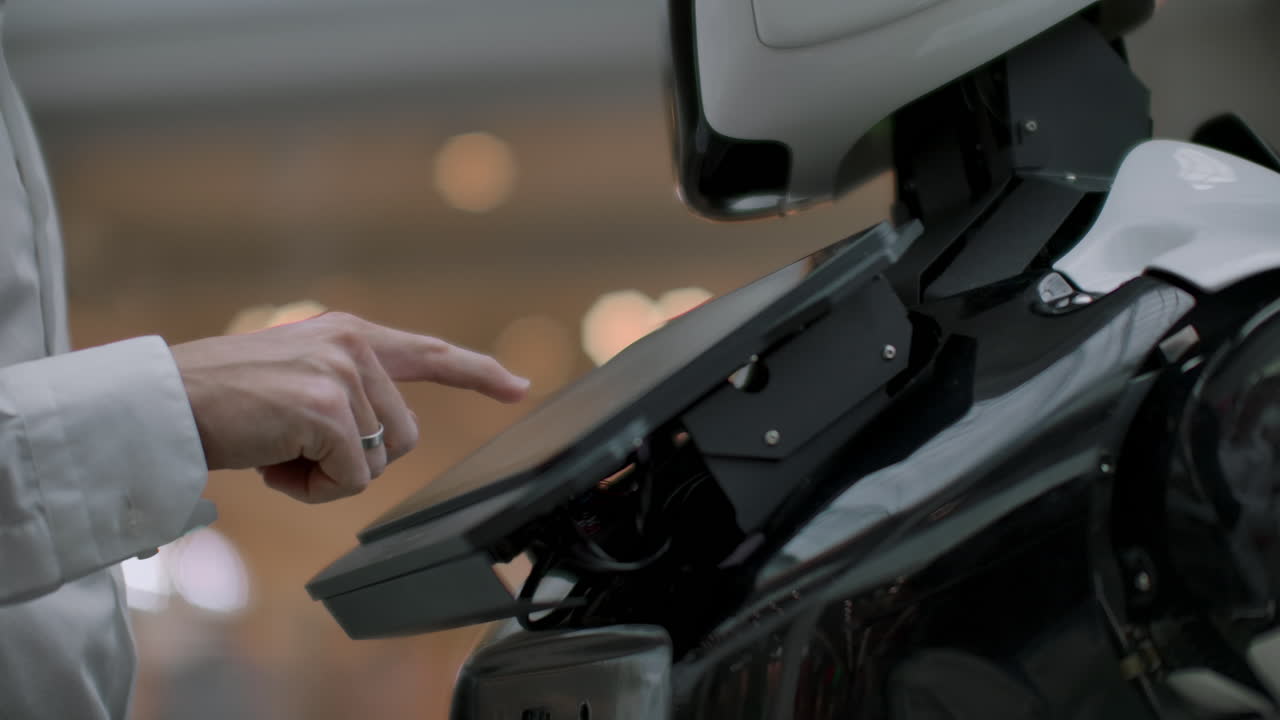 셔츠를 입은 남자가 색 로과 대화하며 질문을 하고 손가락으로 화면을 누르며