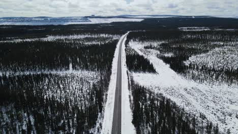 Vista-Aérea-Panorámica-De-La-Carretera-En-El-Paisaje-Forestal-Invernal-En-Suecia