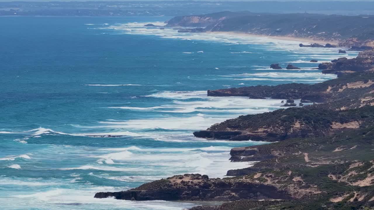 Ripresa aerea dall’alto mostra onde oceaniche che si infrangono su una costa australiana rocciosa e scoscesa