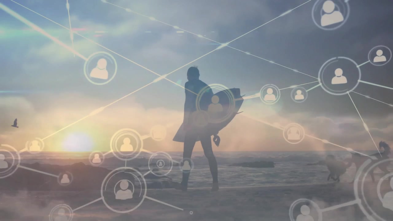 Surfista che entra tra le onde al tramonto, accendendo icone di rete tecnologica in espansione nel cielo che mostrano la connettività.
