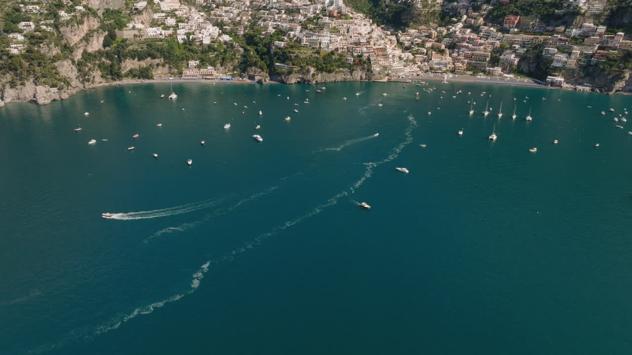 Aerea: Panoramica lenta con drone di Positano sulla Costiera Amalfitana in Italia in una giornata di sole.