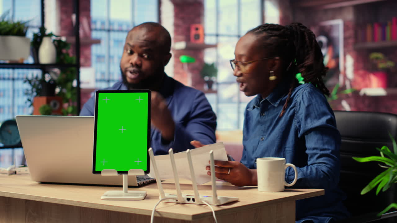 hombre y mujer negros enojándose en casa internet al lado de la pantalla de maqueta