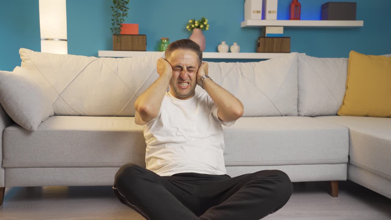 hombre teniendo una crisis nerviosa por la pared.