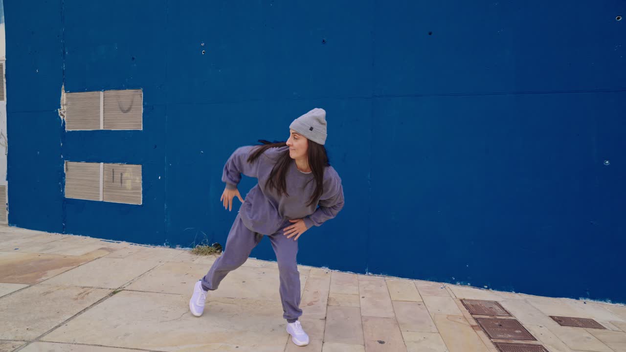 Donna che balla in ambiente urbano