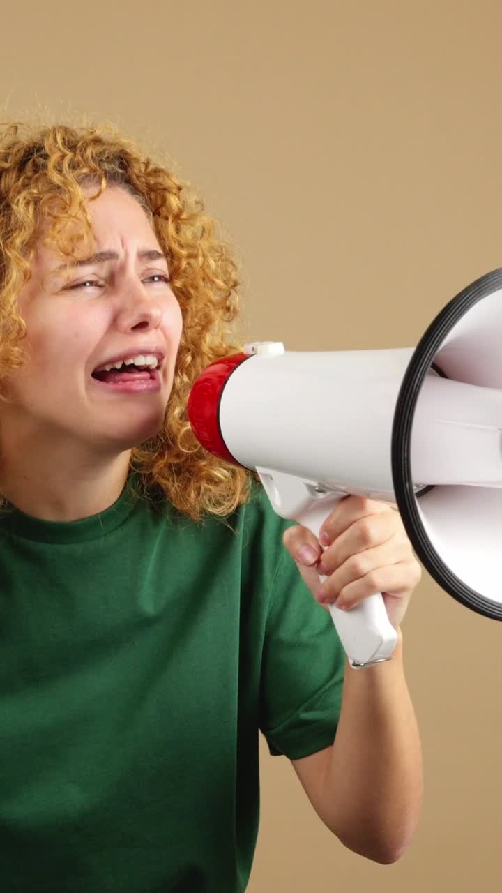 mujer gritando en un megáfono