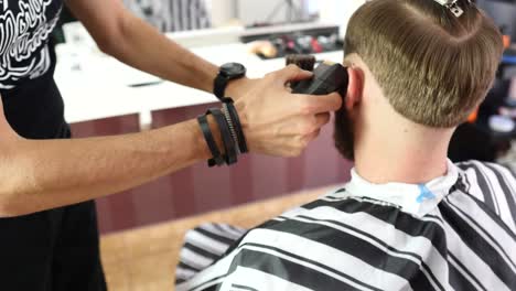 barber cuts the client's hair