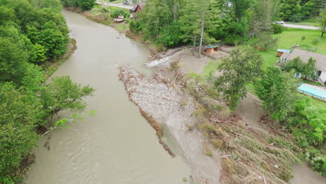 orilla erosionada del río en vermont: daños graves y consecuencias ambientales después de las inundaciones