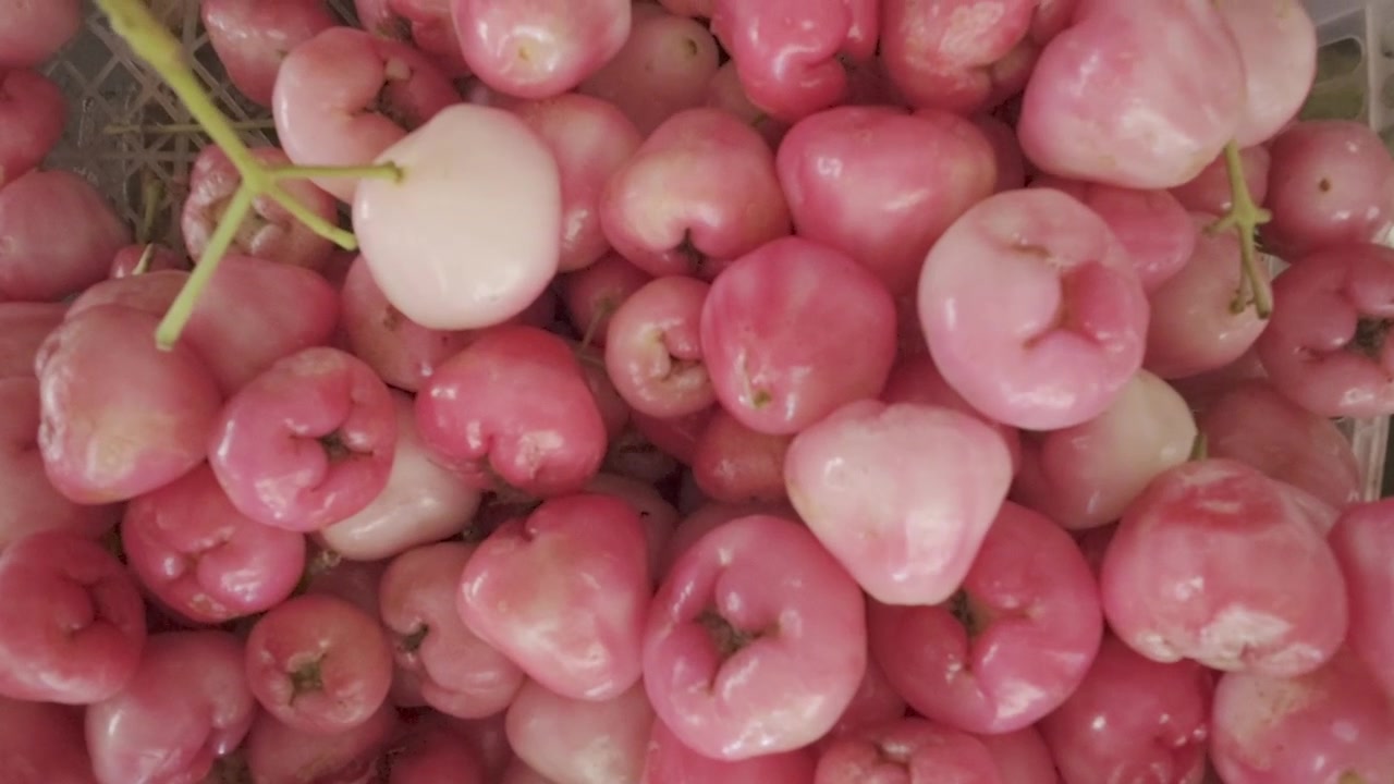 Mele rosa fresche in una cassetta di plastica