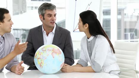 equipo de negocios discutiendo sobre el mundo