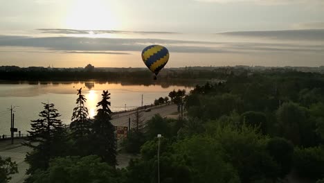 Un-Globo-Vuela-Sobre-El-Lago