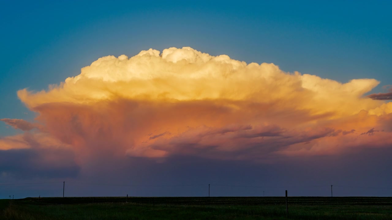 Goldener Sonnenuntergangshimmel mit sich auflösenden Gewitterwolken nach schwerem Unwetter.