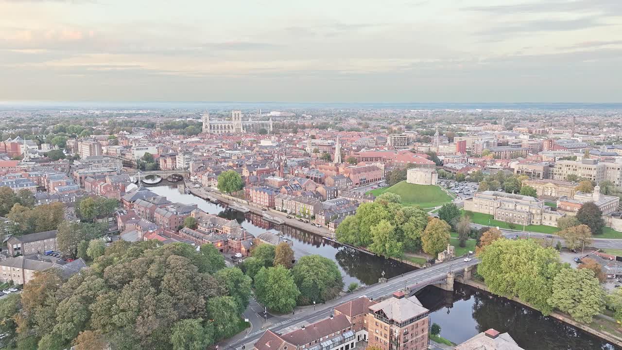 drone levantando una toma del centro histórico de la ciudad de york en el reino unido