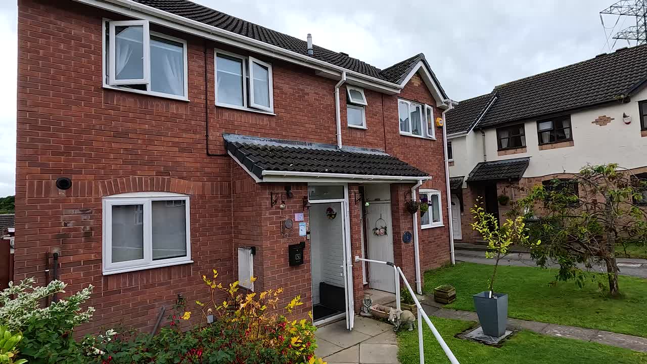 una casa con un vibrante jardín de flores