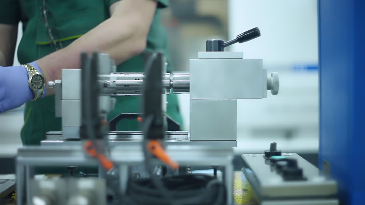 trabajador de fábrica insertando una billeta de metal en la máquina. hombre que opera el torno