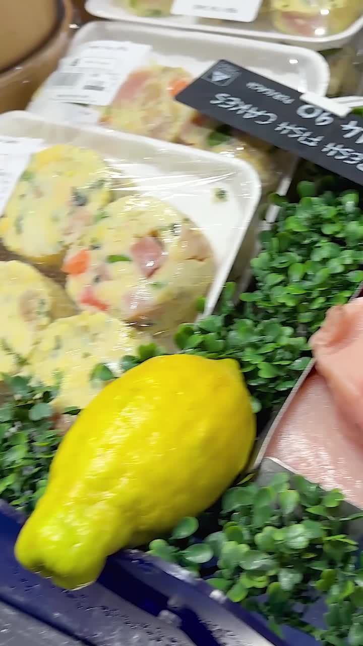 다양한 신선한 생선 필레가 전시되어 있습니다.