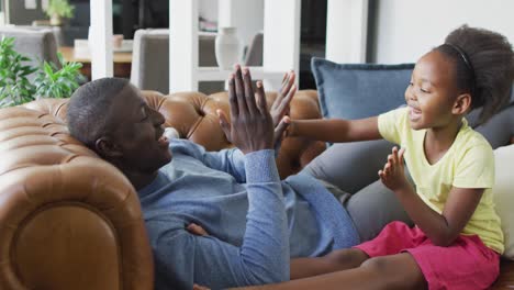 Video-Von-Afroamerikanischem-Vater-Und-Tochter,-Die-Reden-Und-Spielen