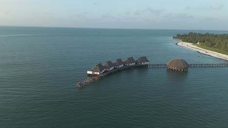 Vista-Aérea-Orbitando-El-Lujoso-Techo-De-Paja-Kae-Funk-Lodges-De-Vacaciones-Resort-De-Playa-En-El-Océano-índico-En-La-Bahía-De-Chwaka-De-Zanzíbar