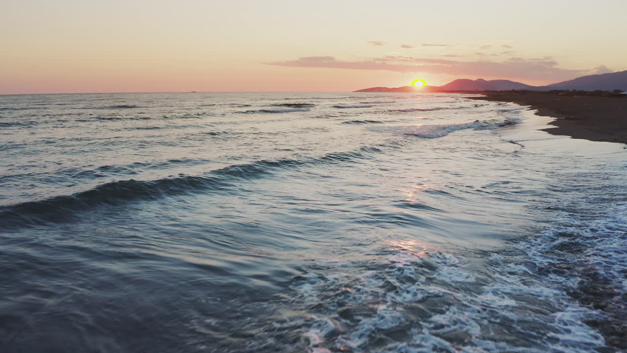 바다 해변에서 해가 지는 것