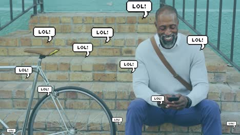 Animation-Von-LOL-Text-In-Sprechblasen-über-Einem-Afroamerikanischen-Mann,-Der-Sein-Smartphone-Benutzt