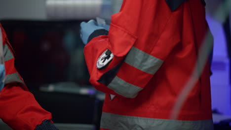 Equipo-Médico-Rescatando-A-Un-Paciente-Después-De-Un-Accidente-Automovilístico-En-Un-Vehículo-De-Emergencia.