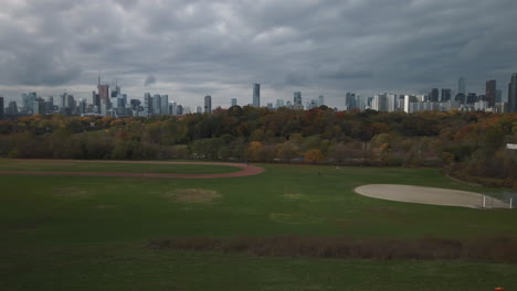 Amplia-Vista-De-Un-Parque-Riverdale-Vacío-Y-Don-Valley-Parkway-En-Toronto