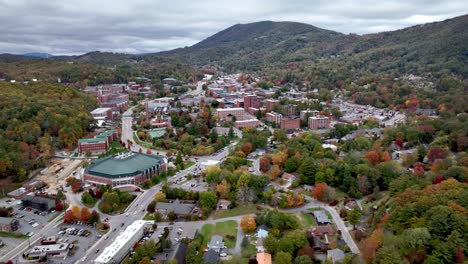 Luftaufnahme-Im-Herbst-über-Dem-Campus-Der-Appalachian-State-University