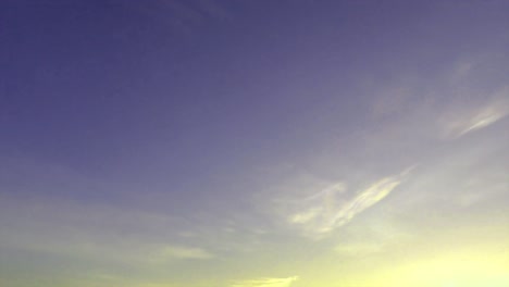 cielo azul púrpura con amanecer o rayo de luz del sol n nubes doradas