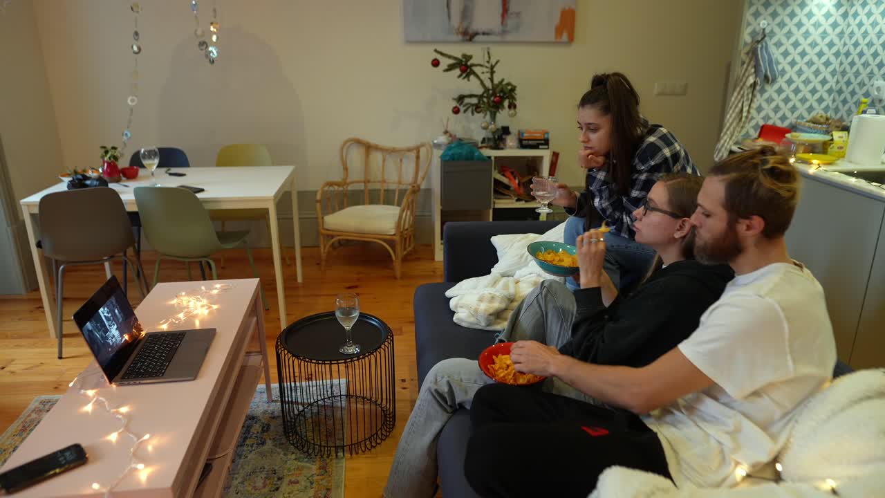 친구 들 이 집 에서 영화 를 보고 있다