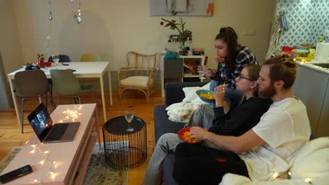 amigos viendo una película en casa