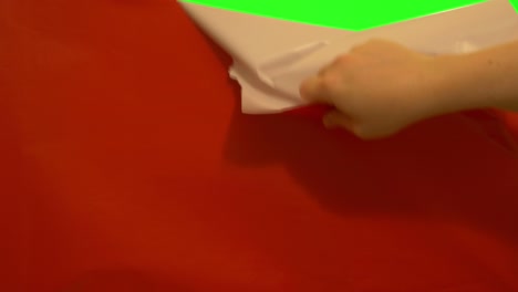 크로마 키와 알파 채널 4k 슬로 모션 60fps로 녹색 스크린에서 장식 종이 전환