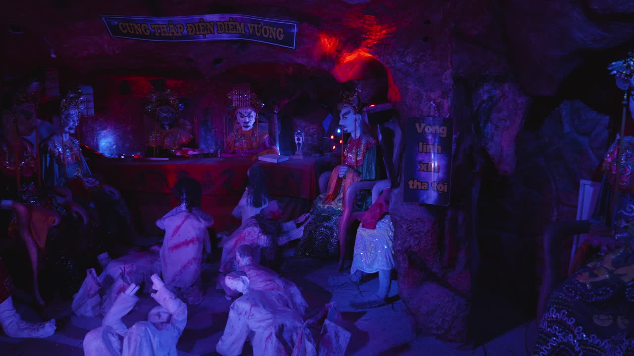 샷은 베트남 달랏에 있는 린 푸옥 탑에서 불교 지옥 장면을 재연하는 장면을 포착합니다.