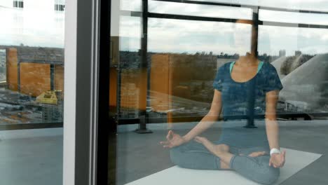 mujer meditando en la sala de estar en casa 4k