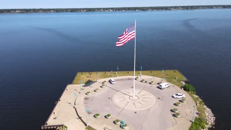 In-Großer-Höhe-Dreht-Sich-Die-Amerikanische-Flagge-Im-Wind