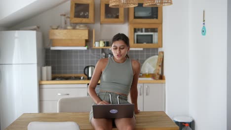 mujer trabajando desde casa en una cocina